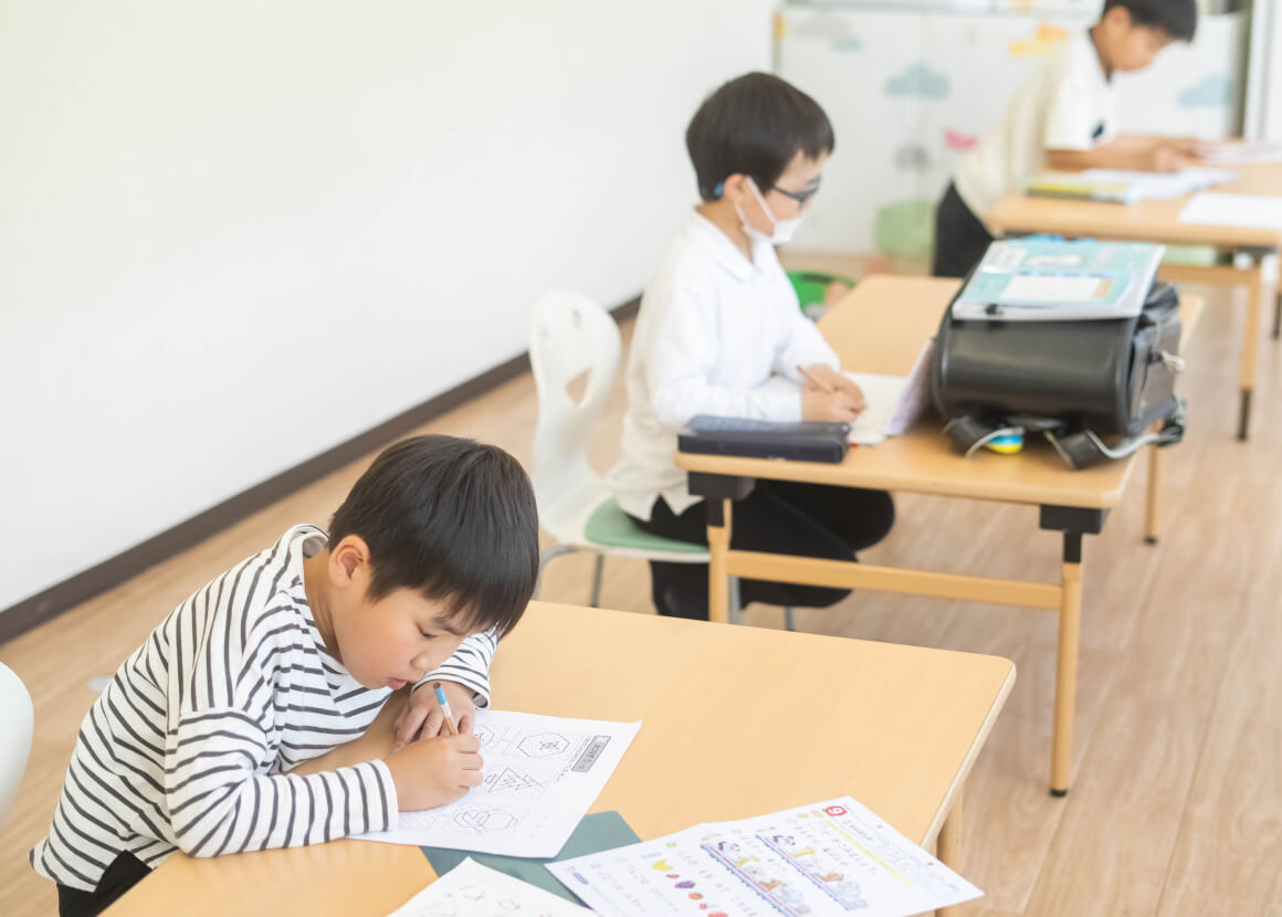 画像：勉強する子供