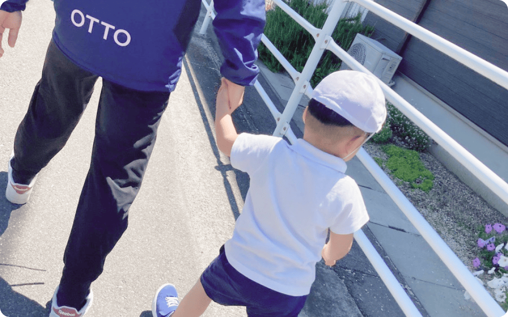 画像：信号を渡るスタッフと子供